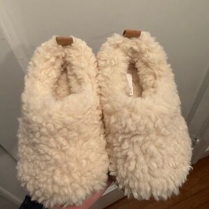 Cozy Cream Fuzzy Slippers